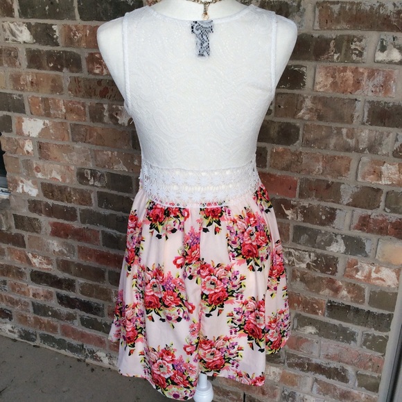 RUE21 FLORAL SUMMER DRESS - Picture 3 of 8